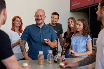Braumeister verkostet Bier mit Gästen